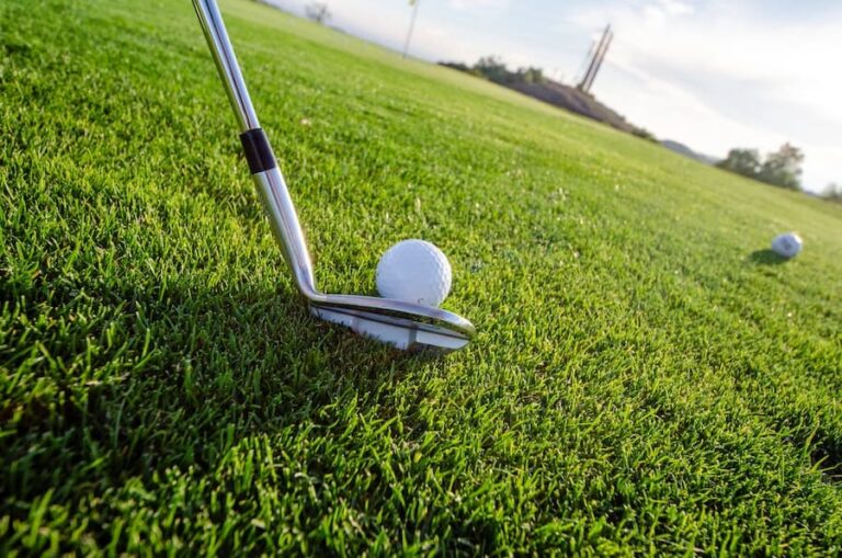 ¿Quieres saber cómo elegir el wedge adecuado a tu golf? En este artículo te lo explicamos en detalle. ¿Necesitas que te ayudemos con tu golf? Contáctanos.